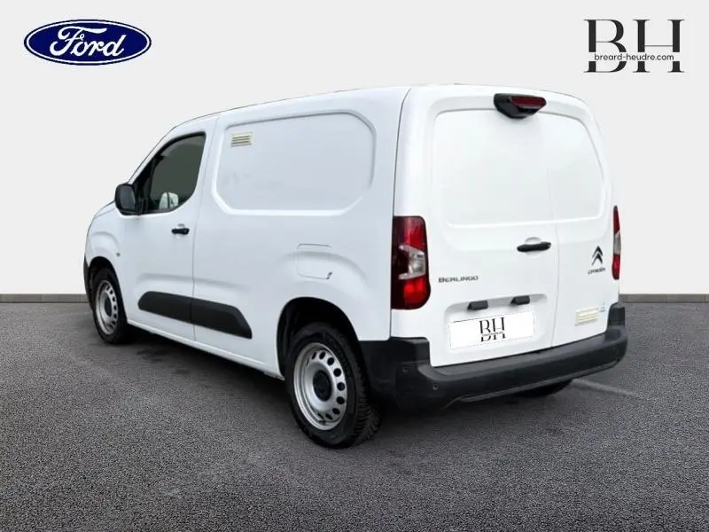 Vue 3/4 arrière droite du Citroën Berlingo Fourgon blanc Banquise avec portes battantes arrière et enjoliveurs acier.