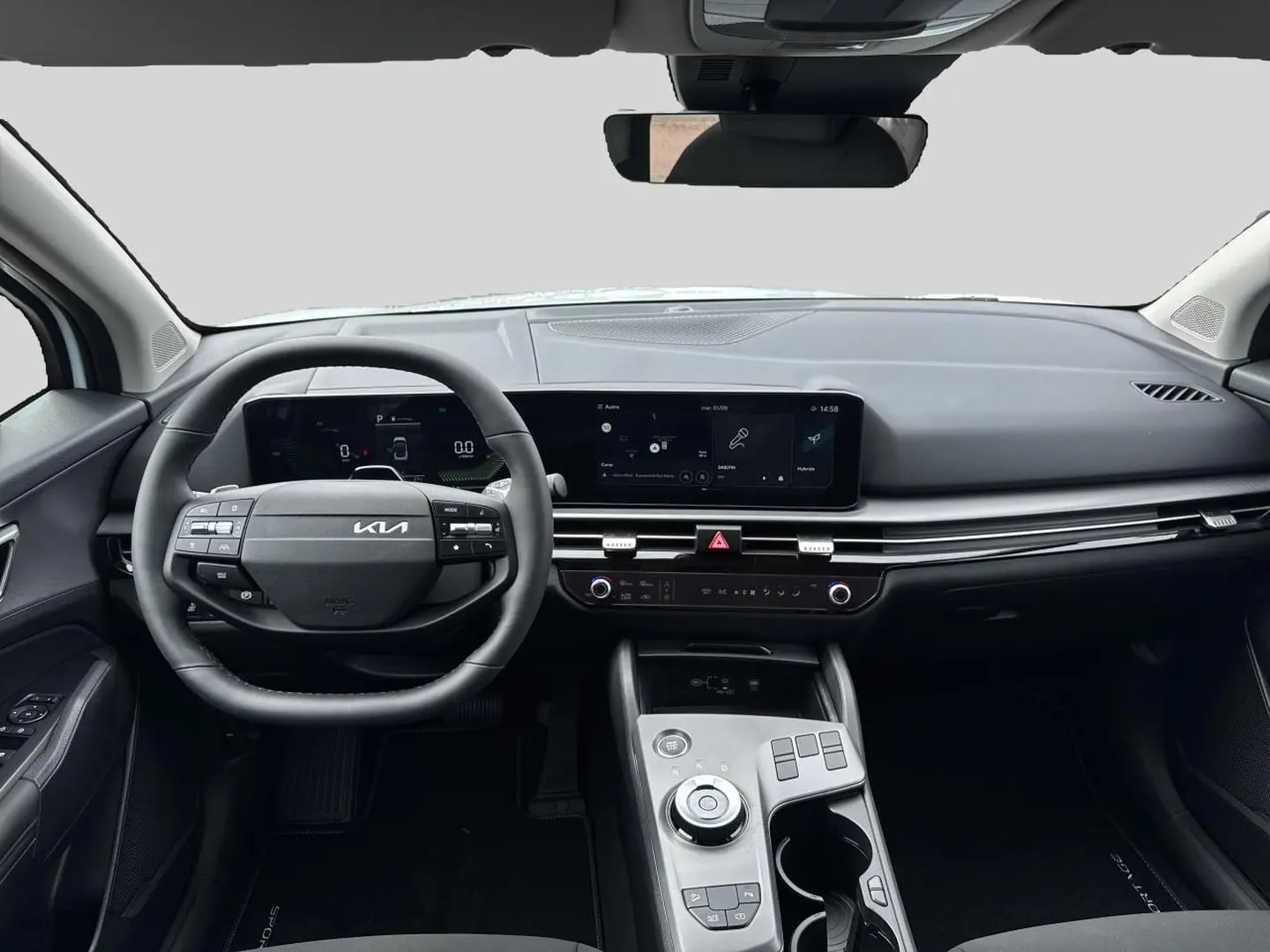 Vue intérieure avant du tableau de bord et volant cuir noir du Kia Sportage 1.6 hybride 2026 avec écran tactile large.