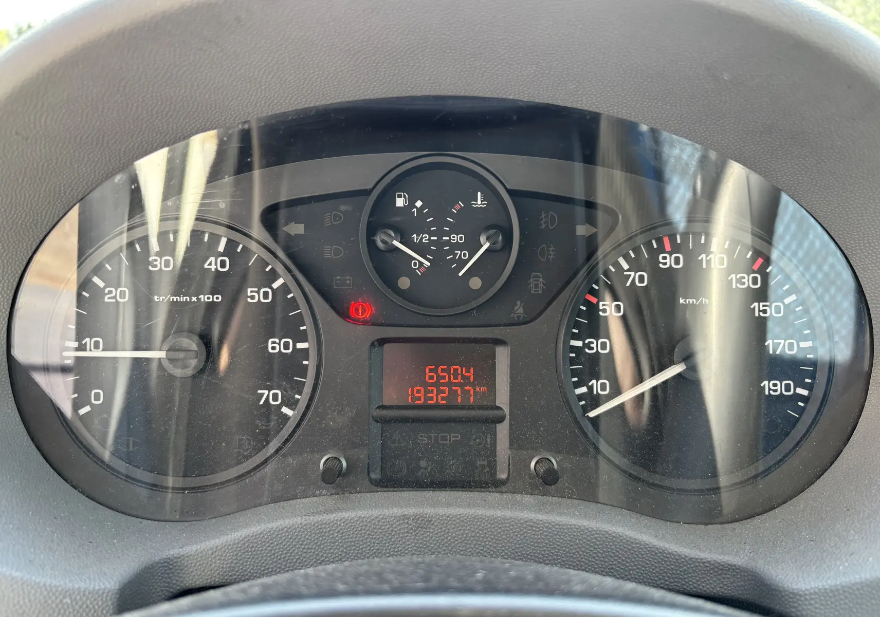 Tableau de bord du FIAT Scudo Fourgon blanc 2010, affichant compte-tours, vitesse et jauges, vu de face.