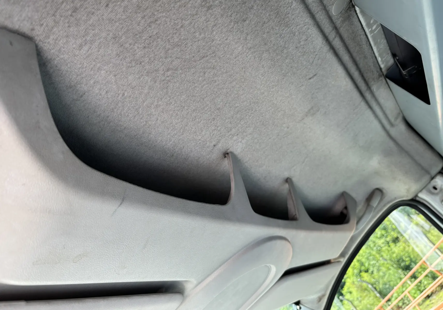 Vue intérieure du plafond de cabine du FIAT Scudo Fourgon blanc, montrant les rangements supérieurs et la trappe de toit.