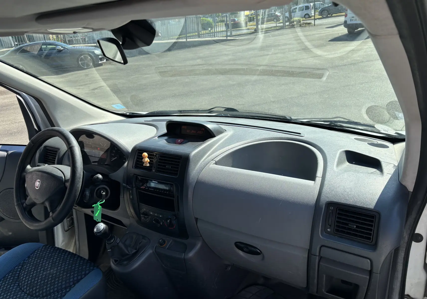Intérieur du Fiat Scudo Fourgon blanc 2010, vue de face côté conducteur, volant et tableau de bord visibles.