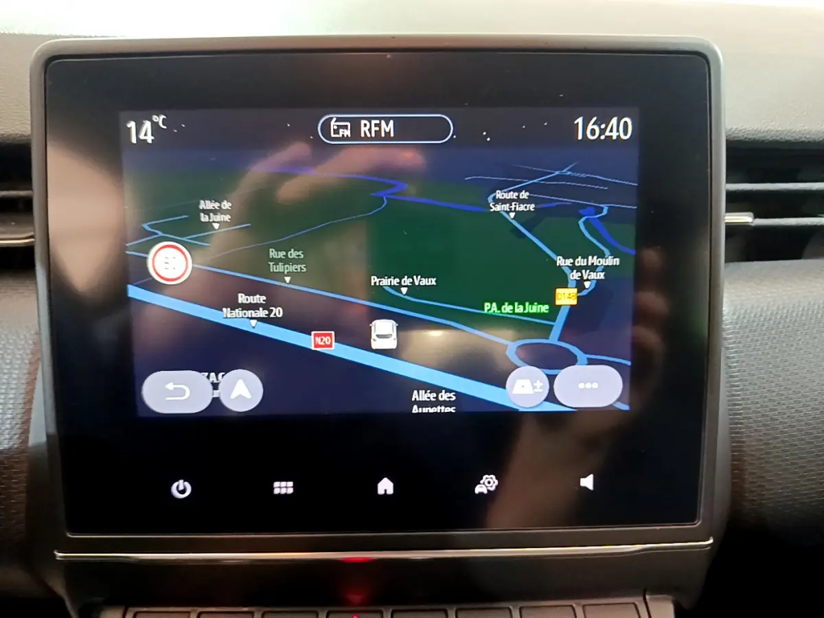 Écran tactile central du tableau de bord de la Renault Clio Business blanche, affichant la navigation GPS en vue de face.