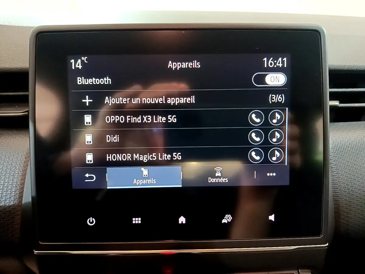 Écran tactile central de la Renault Clio Business blanche 2021 affichant la liste des appareils Bluetooth connectés.