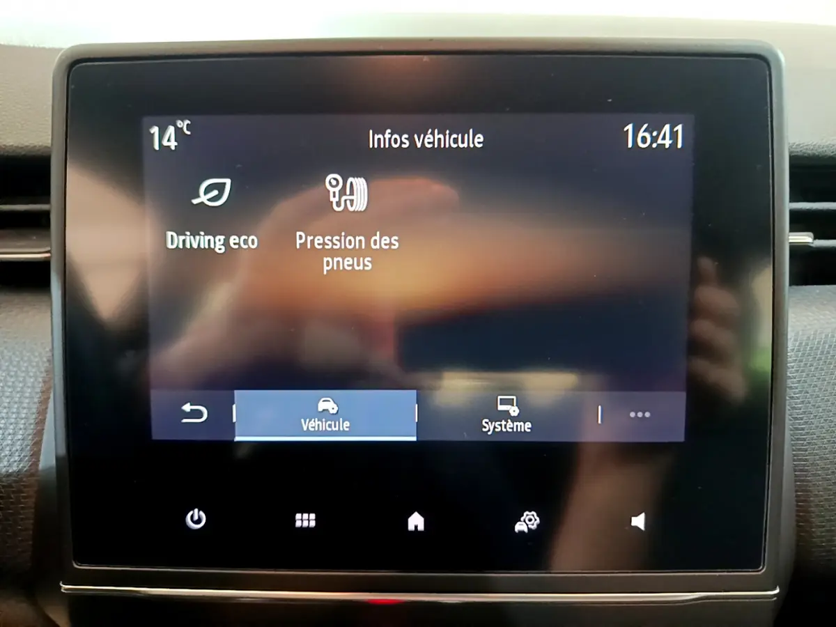 Écran tactile central de la Renault Clio Business blanc 2021 affichant la pression des pneus et mode eco