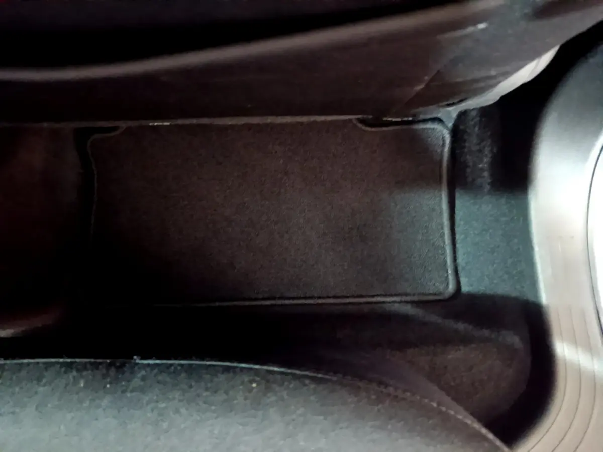 Tapis de sol noir côté passager avant dans une Renault Clio Business blanche de 2021, vue intérieure rapprochée.