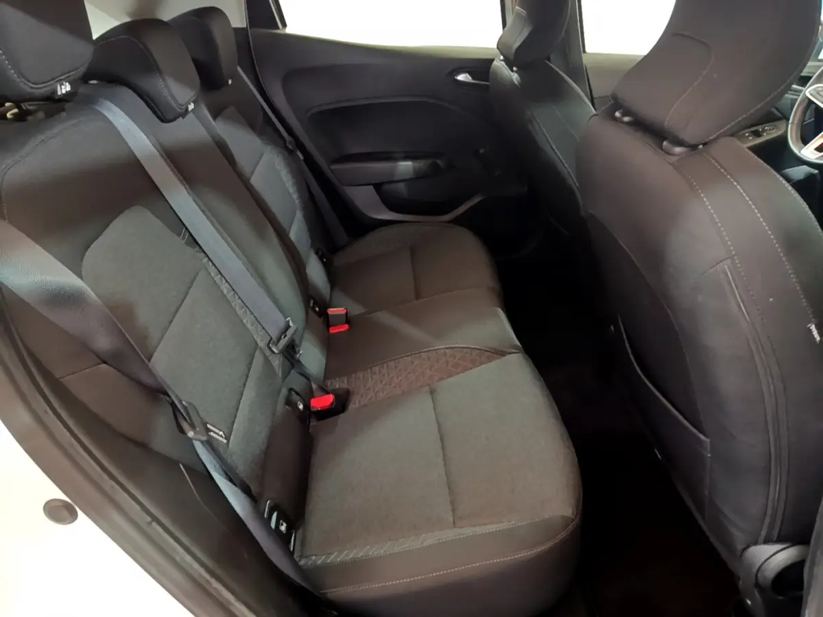 Vue intérieure côté gauche des sièges arrière noirs de la Renault Clio Business SCe 65 blanche de 2021.