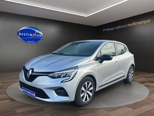 Renault Clio V TCE 90 Evolution gris Highland vue 3/4 avant droit, vitres arrière surteintées et feux Full LED en C.