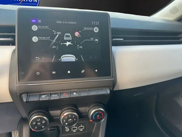 Tableau de bord de Renault Clio V TCE 90 Evolution 2023, écran tactile 7 pouces affichant aides à la conduite, harmonie beige.