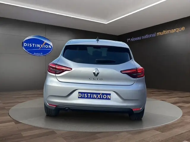 Vue arrière d'une Renault Clio V gris Highland avec vitres arrière surteintées et feux LED signature en C.