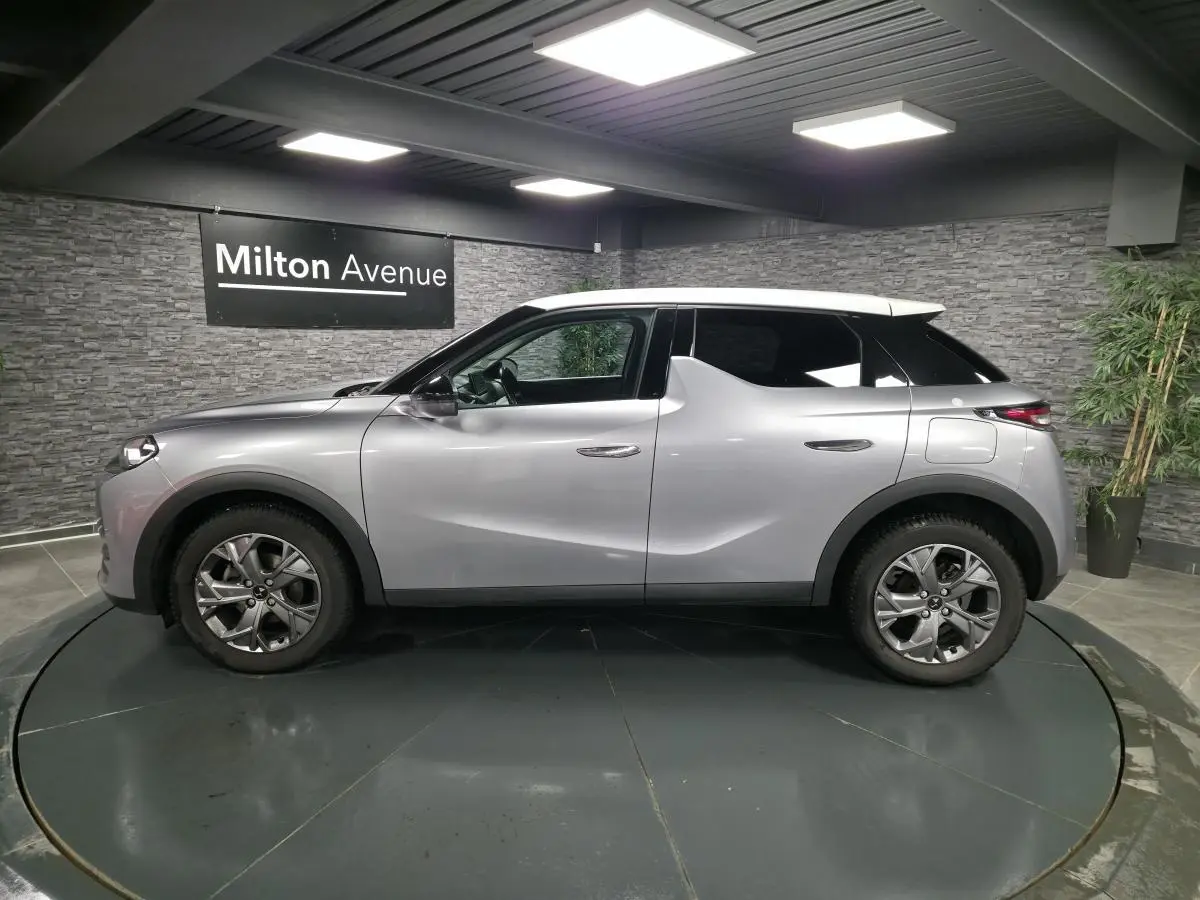 DS3 Crossback gris métallisé vue de profil côté gauche, toit blanc et jantes alliage 17 pouces Ankara.