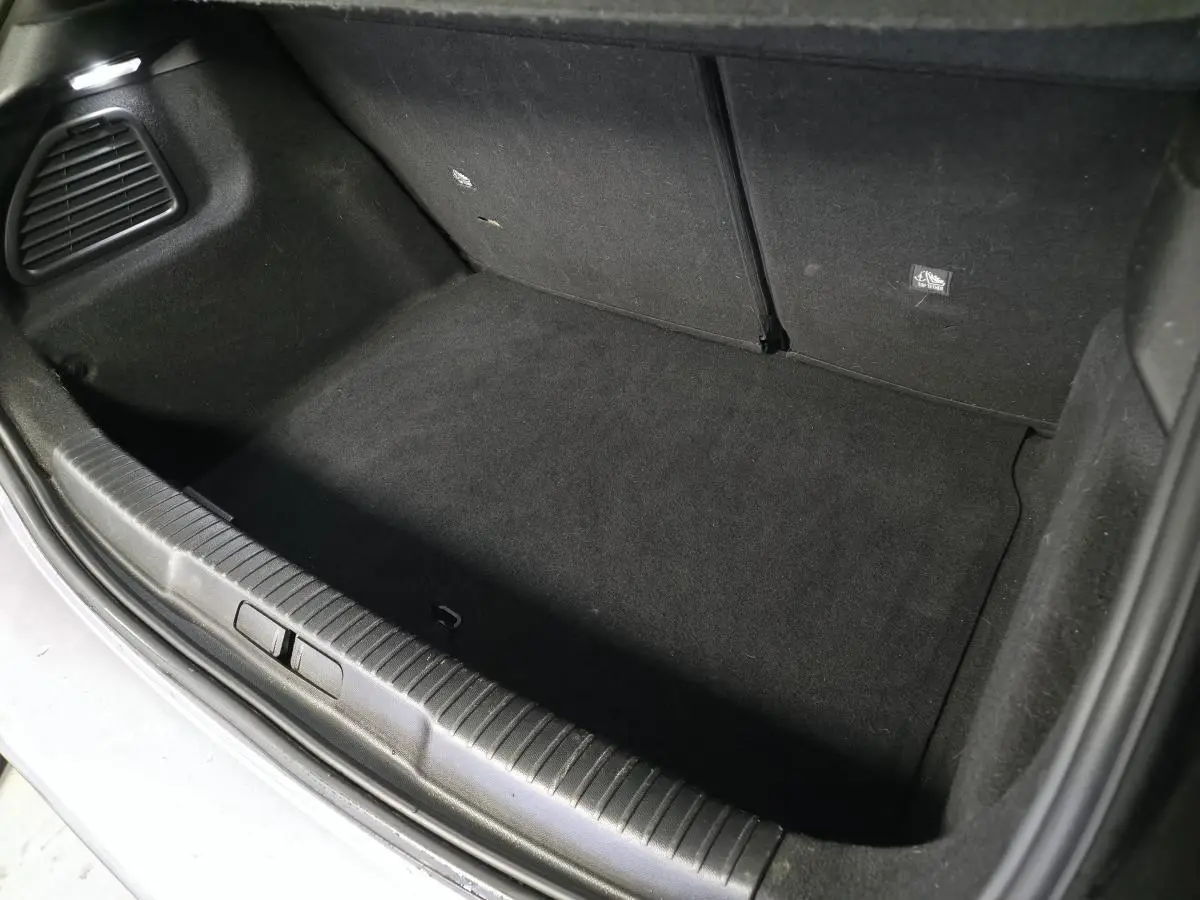 Vue rapprochée du coffre noir vide du DS3 Crossback 2022, soulignant son espace de rangement intérieur.