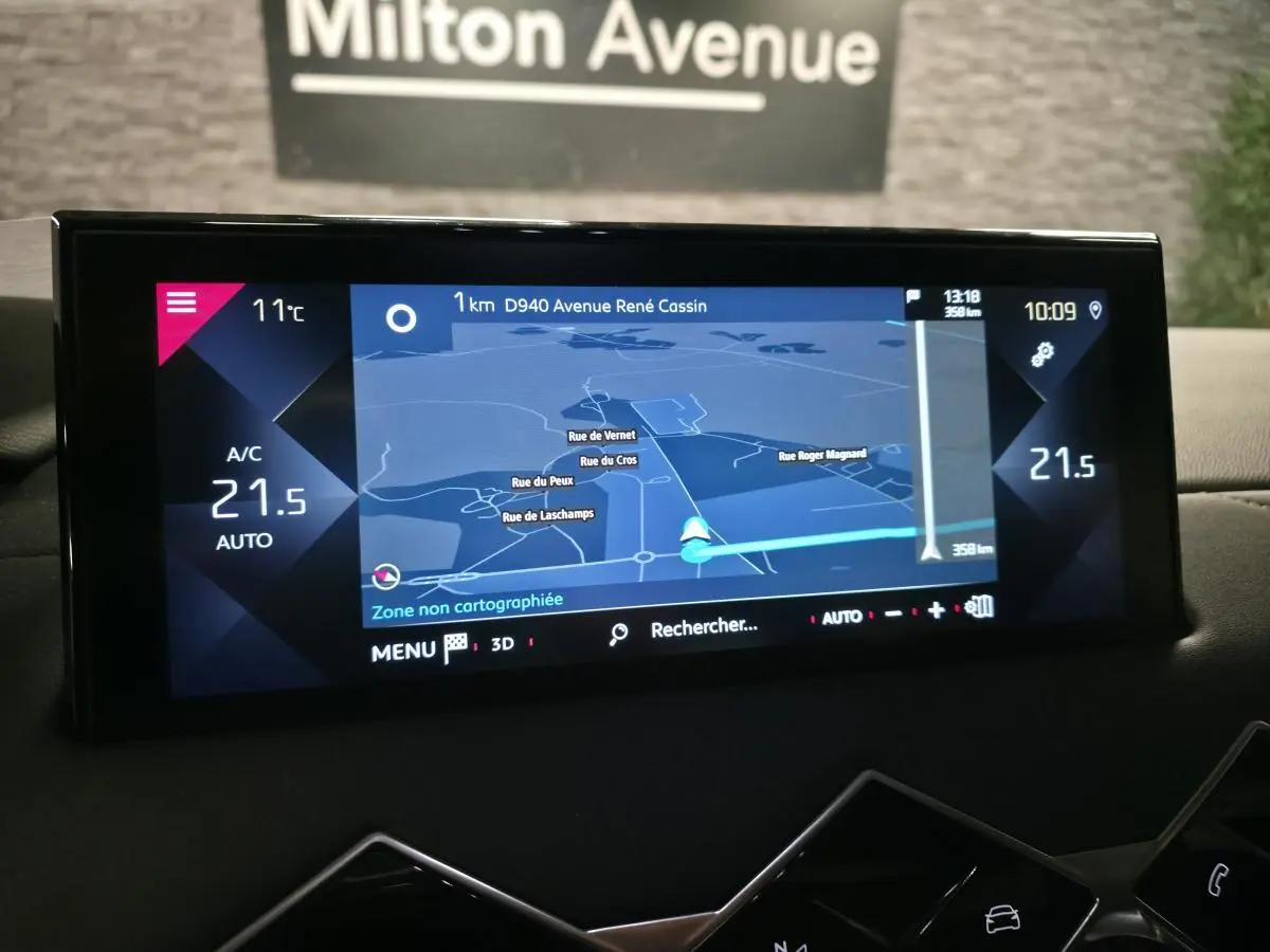 Écran tactile central du DS3 Crossback affichant la navigation et la climatisation à 21,5°C, vue intérieure frontale.