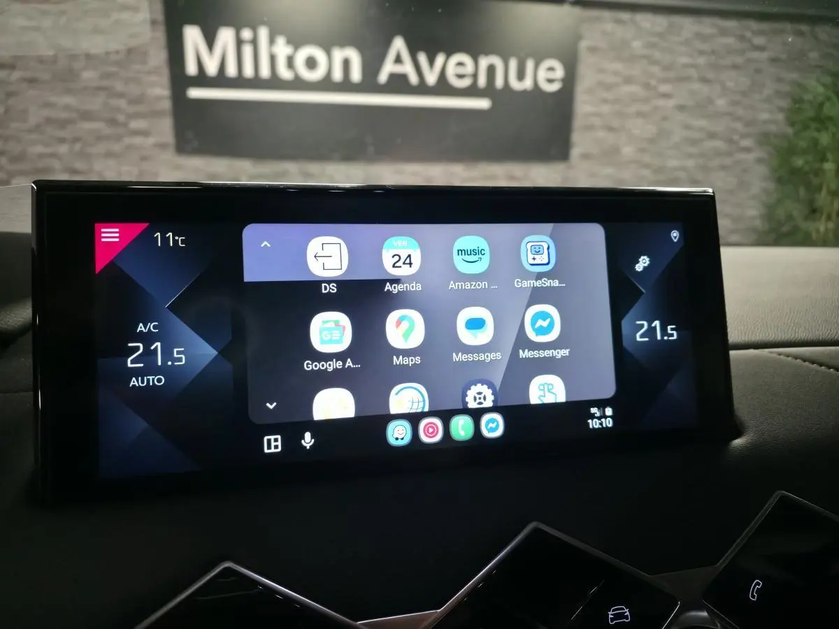 Écran tactile central du DS3 Crossback 2022 affichant les applications connectées et la température intérieure à 21,5°C.