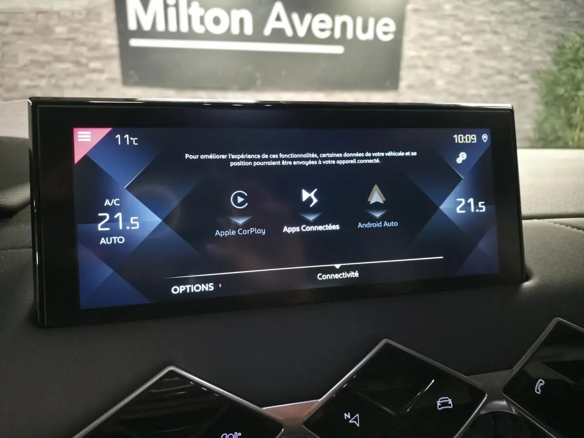 Écran tactile central affichant la connectivité Apple CarPlay et Android Auto dans un DS3 Crossback gris.