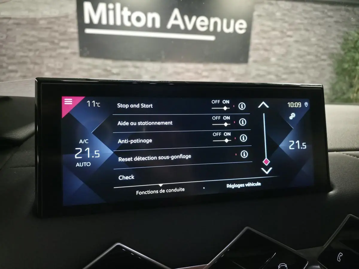 Écran tactile central du DS3 Crossback 2022 affichant les réglages d’aide à la conduite et climatisation à 21,5°C.