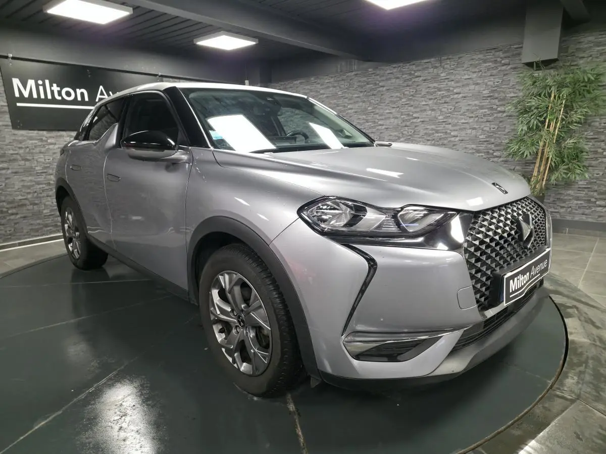 DS3 Crossback gris métallisé en 3/4 avant droit, avec calandre DS Wings et jantes alliage 17 pouces Ankara.