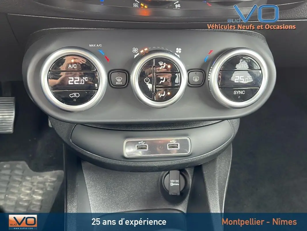 Vue rapprochée du tableau de bord gris du Fiat 500X MY22 montrant les commandes de climatisation et ports USB.