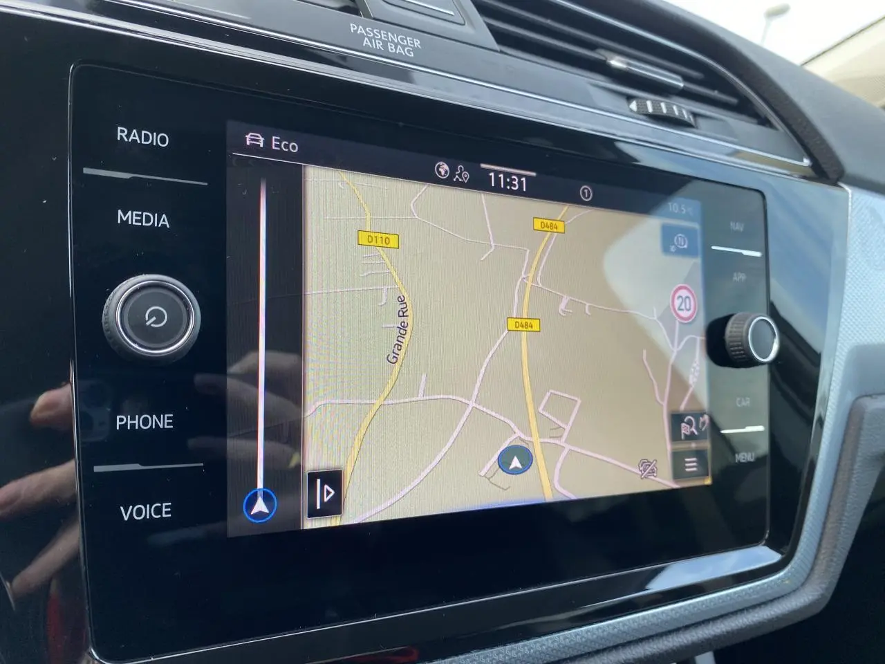 Écran tactile du système de navigation Discover Media du Volkswagen Touran 2025, affichant une carte routière.