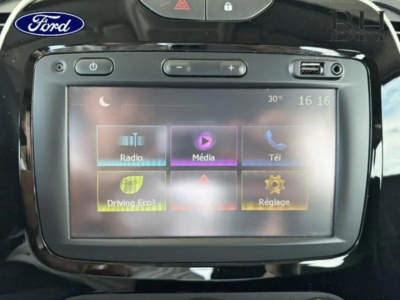Écran tactile central du tableau de bord d'une Renault Captur gris platine, affichant les options multimédia et navigation.
