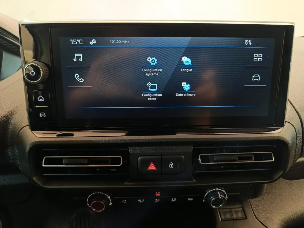 Écran tactile central du tableau de bord du Peugeot Partner 2026 avec commandes et aérateurs noirs.
