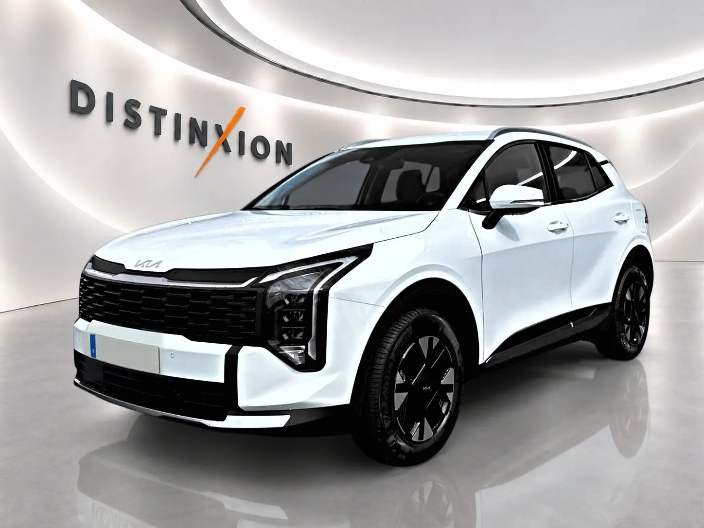 Kia Sportage 1.6 hybride blanc vu en 3/4 avant droit avec calandre noire et jantes alu noires.