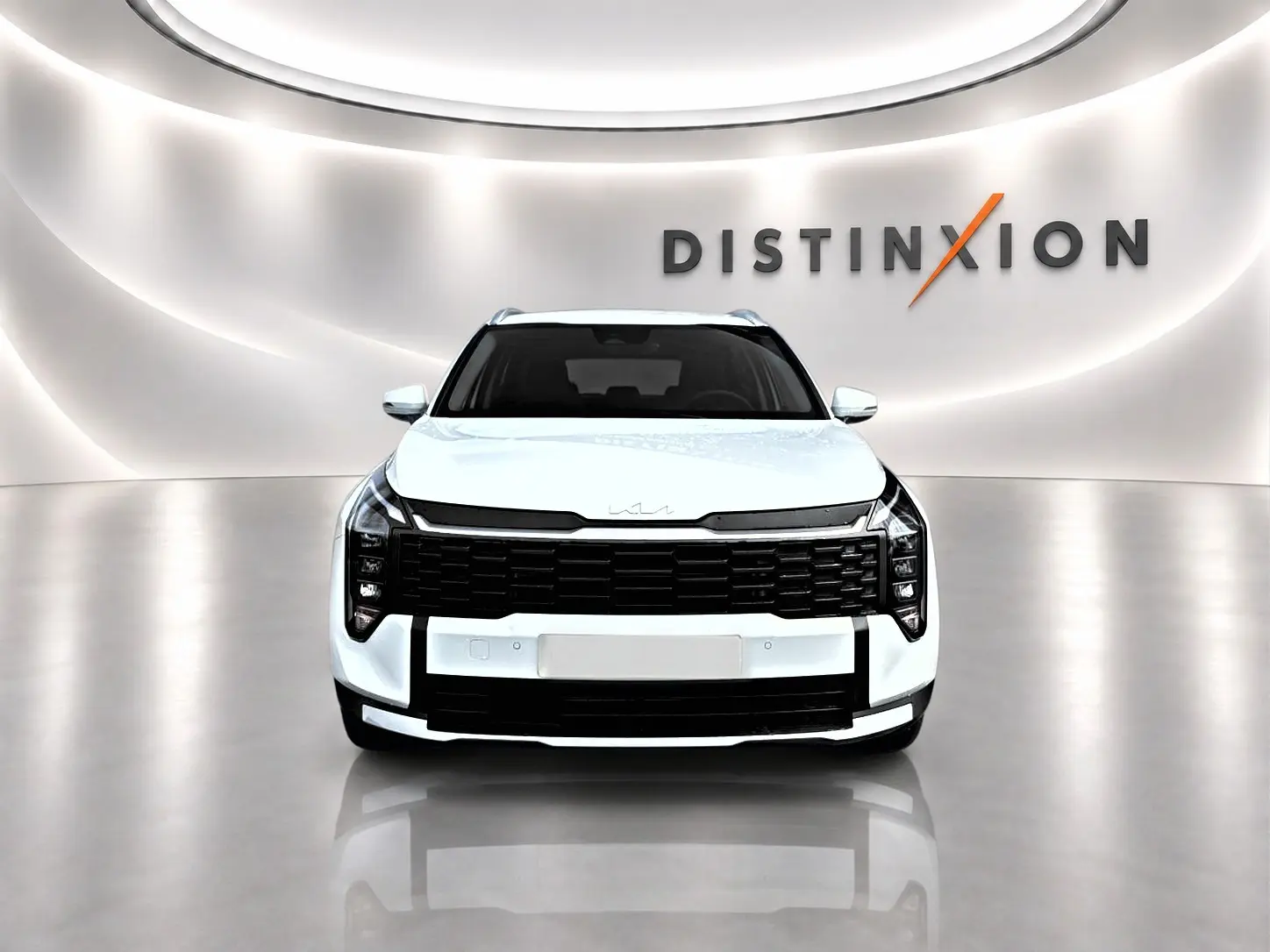 Vue de face du KIA SPORTAGE blanc 1.6 hybride 239 active avec calandre noire et logo moderne sur fond lumineux.