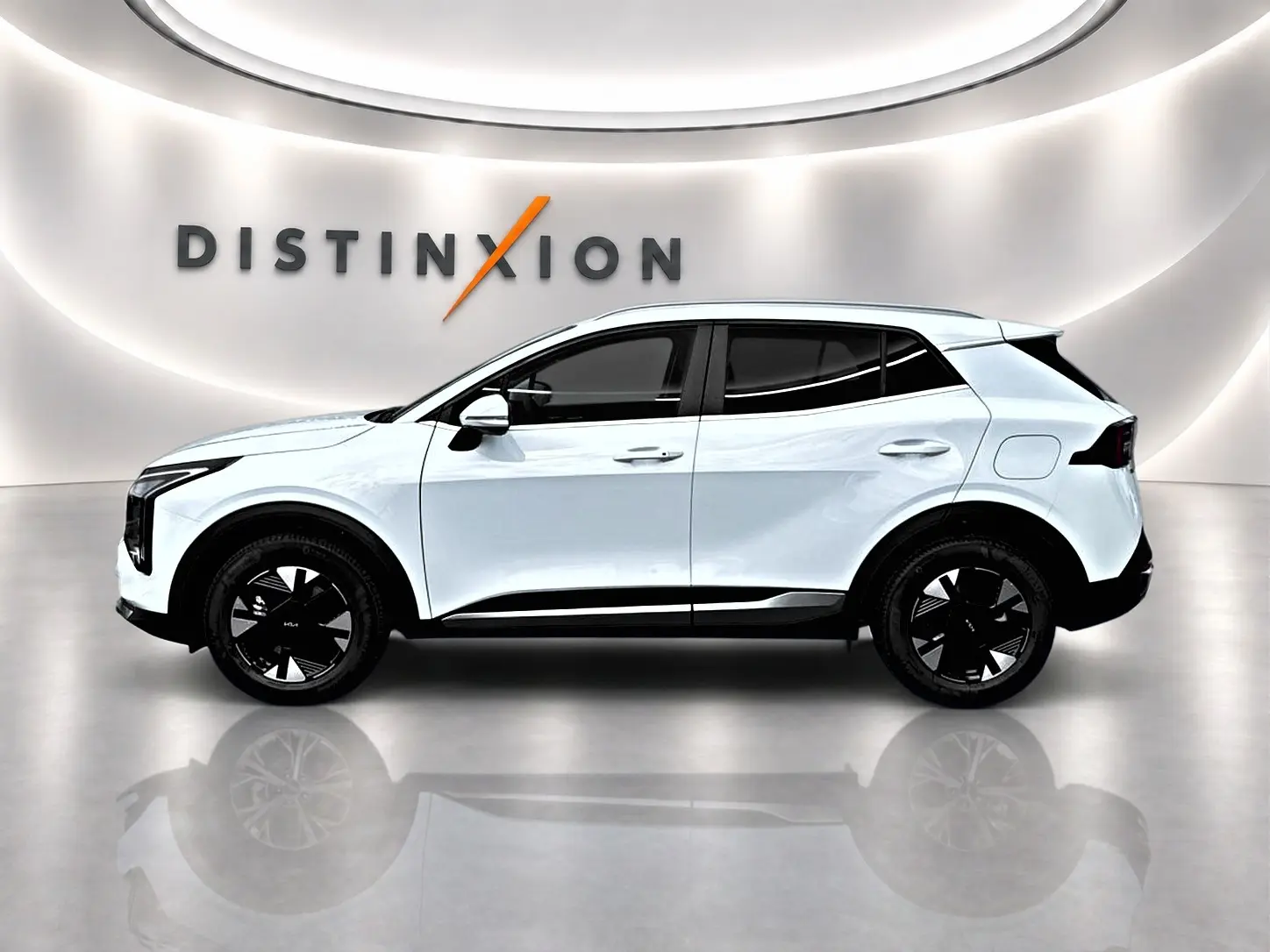 KIA Sportage 1.6 hybride blanc vu de profil côté gauche, avec jantes noires et toit légèrement incliné.