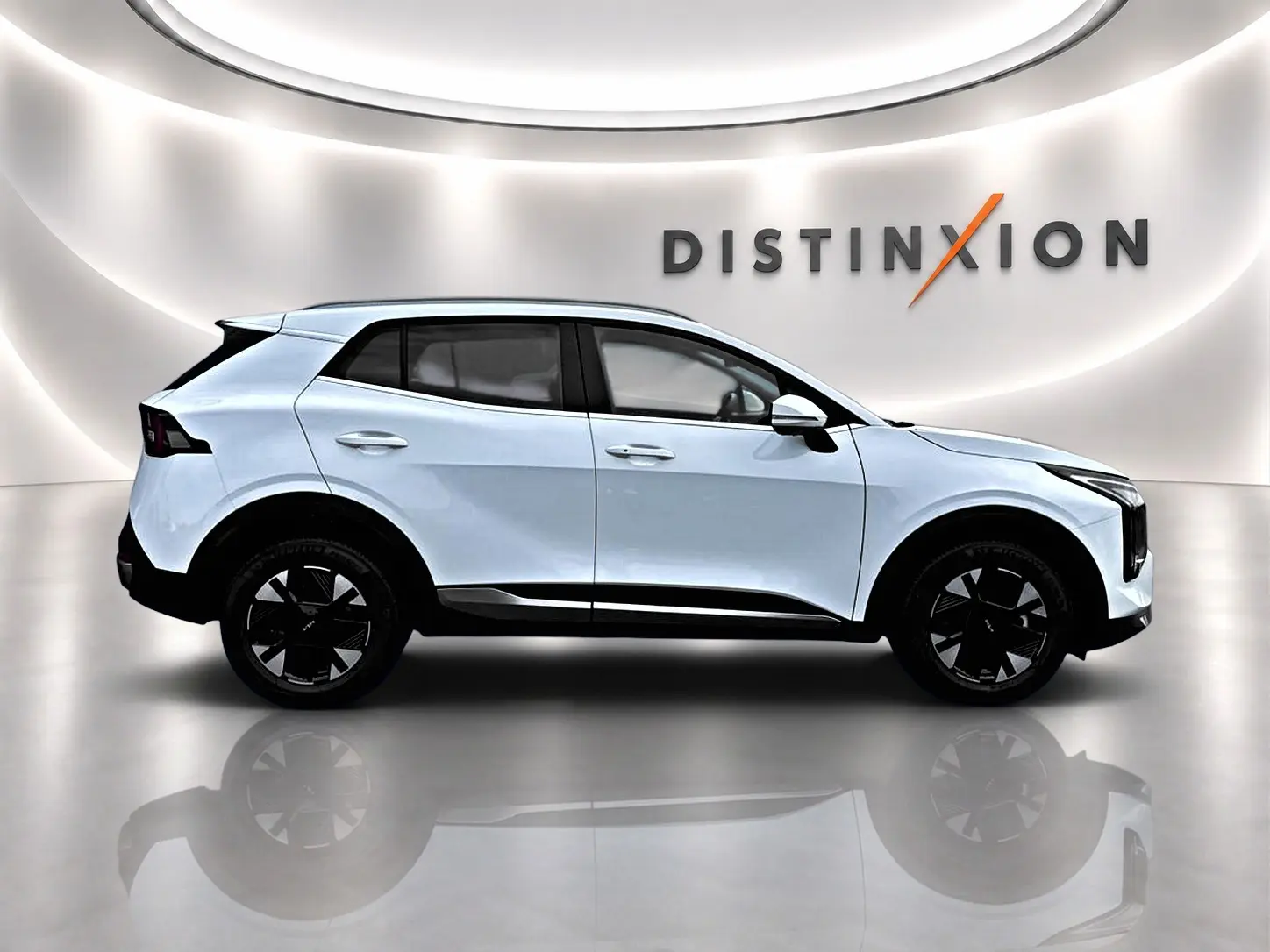 Profil droit d'un KIA SPORTAGE blanc 2026 dans un showroom avec jantes noires et toit noir contrastant.
