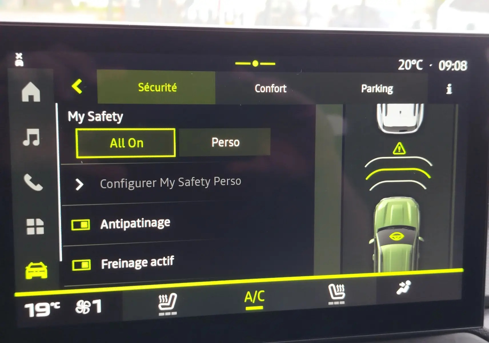 Écran tactile du tableau de bord du Dacia Duster 2025 montrant les options de sécurité et l'affichage du système d'aide au stationnement.