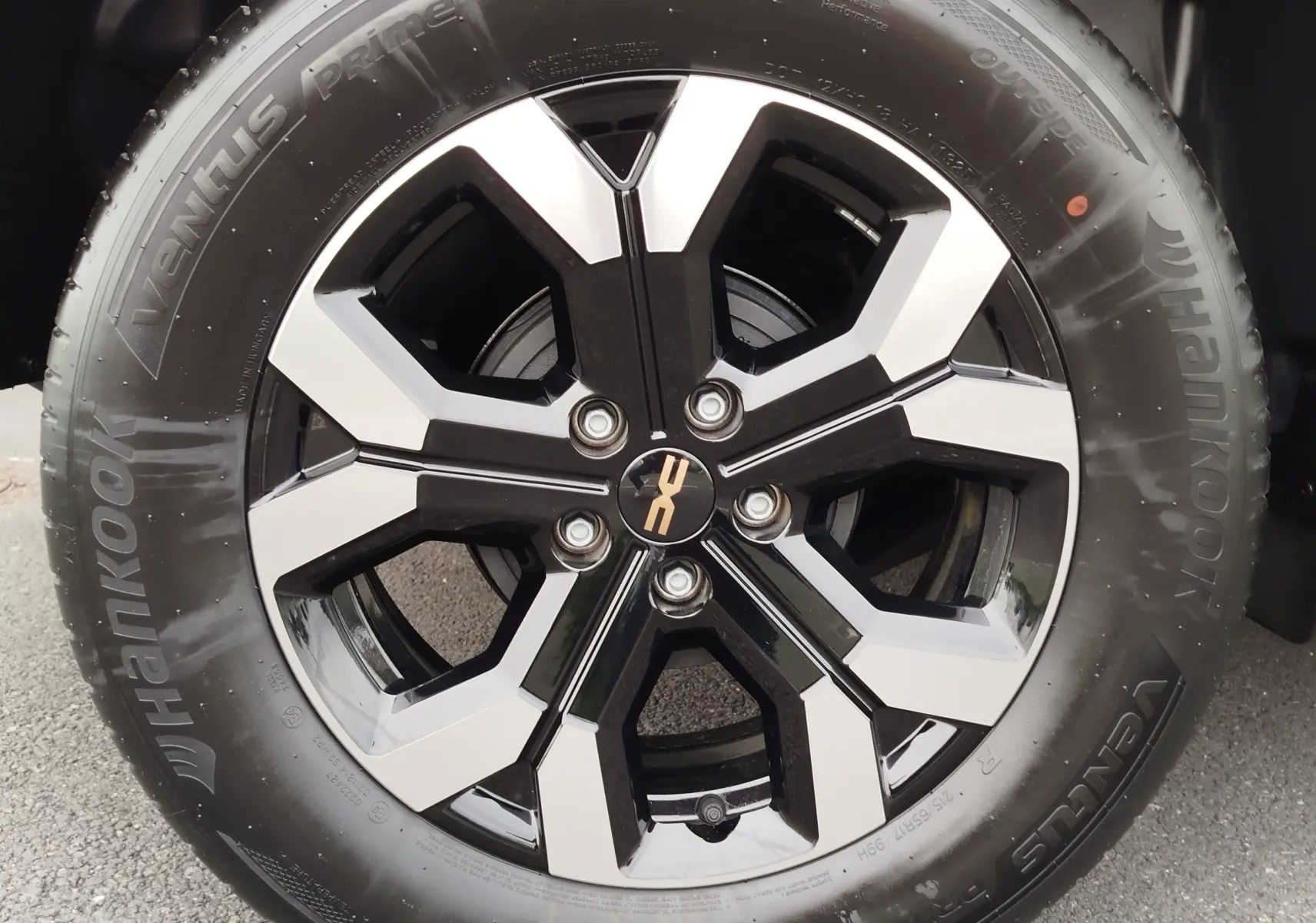 Gros plan sur la jante noire et argentée du Dacia Duster gris schiste 2025 avec pneu Hankook Ventus Prime4.