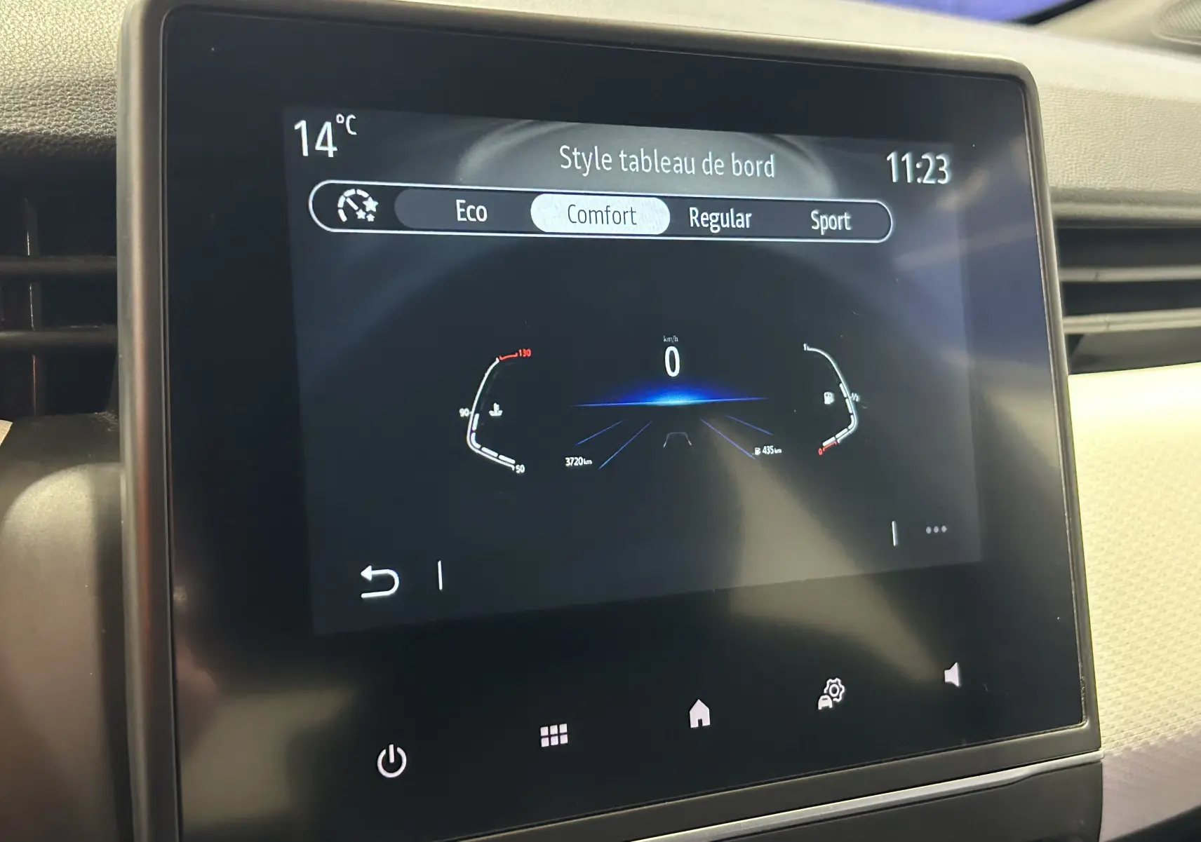 Écran tactile du tableau de bord de la Renault Clio V TCe 90 TECHNO affichant les modes Eco, Confort, Regular et Sport.