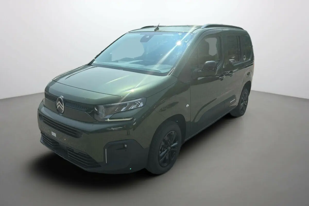 Citroën Berlingo BlueHDi 130 vert Sirkka en 3/4 avant droit, avec barres de toit et jantes noires.