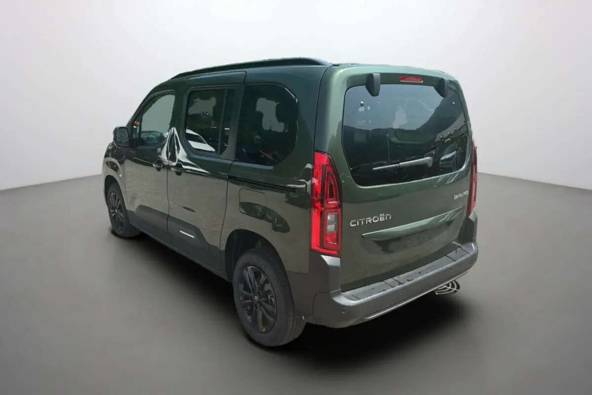 Vue 3/4 arrière droite du Citroën Berlingo 2025 Sirkka green avec vitres surteintées et jantes noires.