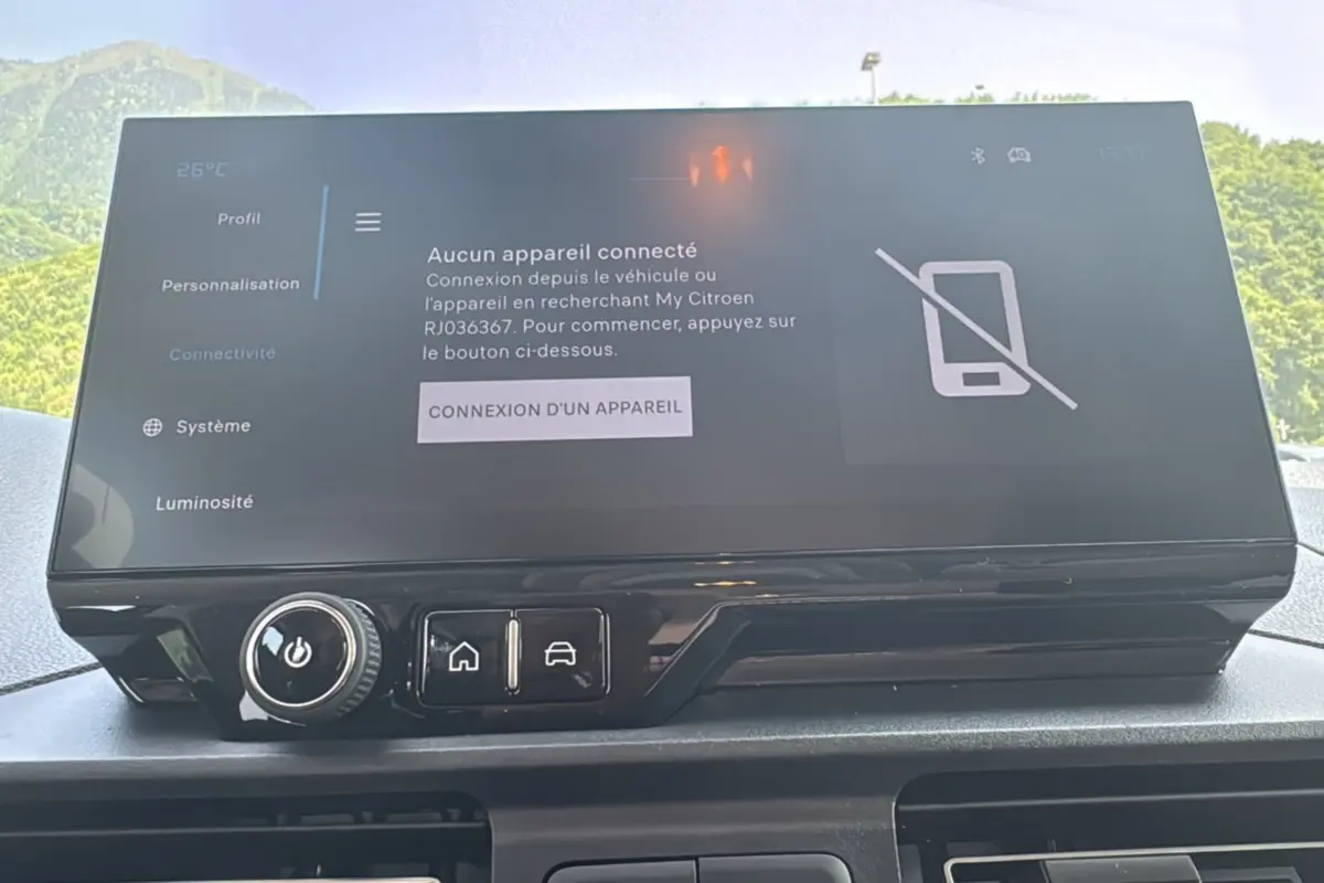 Écran tactile central du tableau de bord du Citroën Berlingo 2025 affichant la connexion d'appareil désactivée.