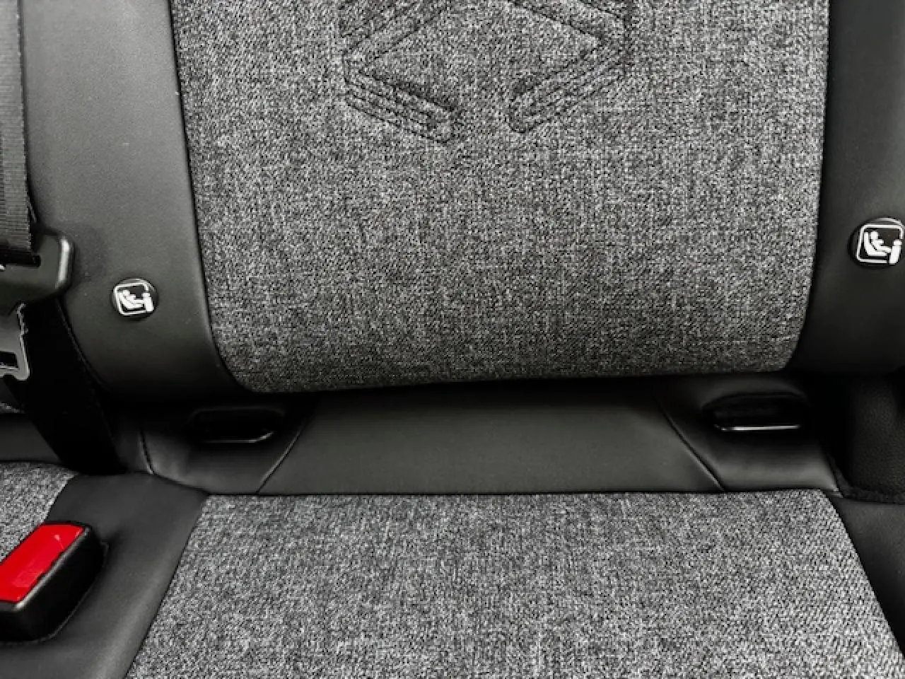 Détail de la banquette arrière en tissu gris clair embossé avec surpiqûres sur Renault Espace VI noir étoilé.