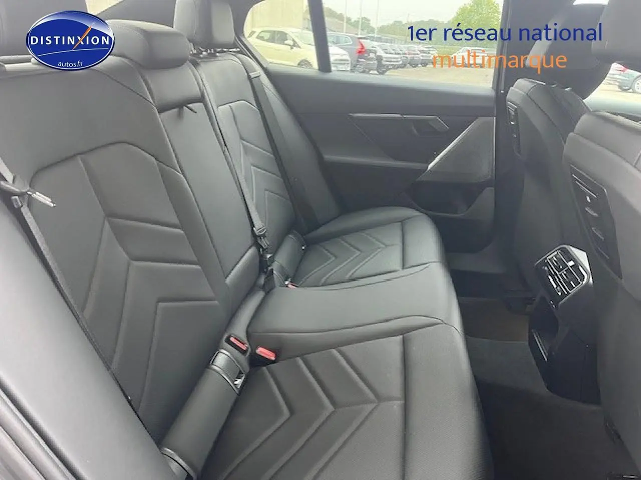 Vue intérieure de la banquette arrière en cuir noir de la BMW Série 5 G60, avec aérations centrales visibles.