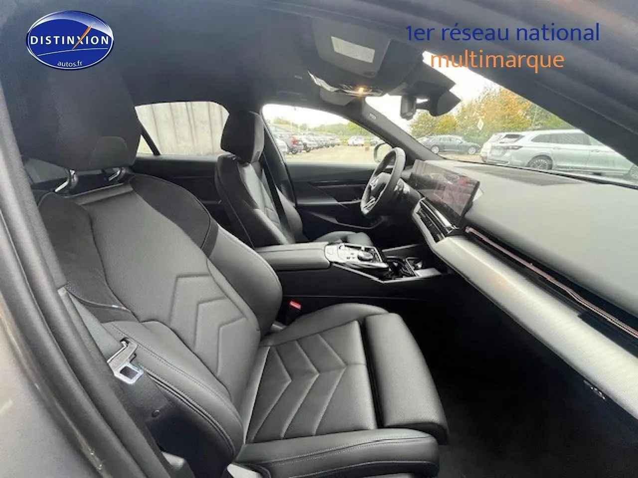 Vue intérieure côté conducteur de la BMW Série 5 520da 2024 avec sièges sport cuir noirs et tableau de bord moderne.