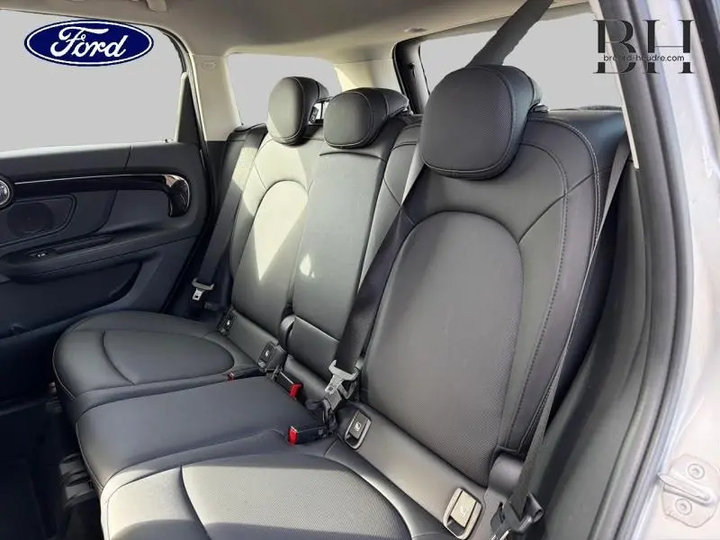 Vue intérieure côté droit des sièges arrière en similicuir noir du MINI COUNTRYMAN Melting Silver III 2023, avec appuie-têtes et ceintures visibles.