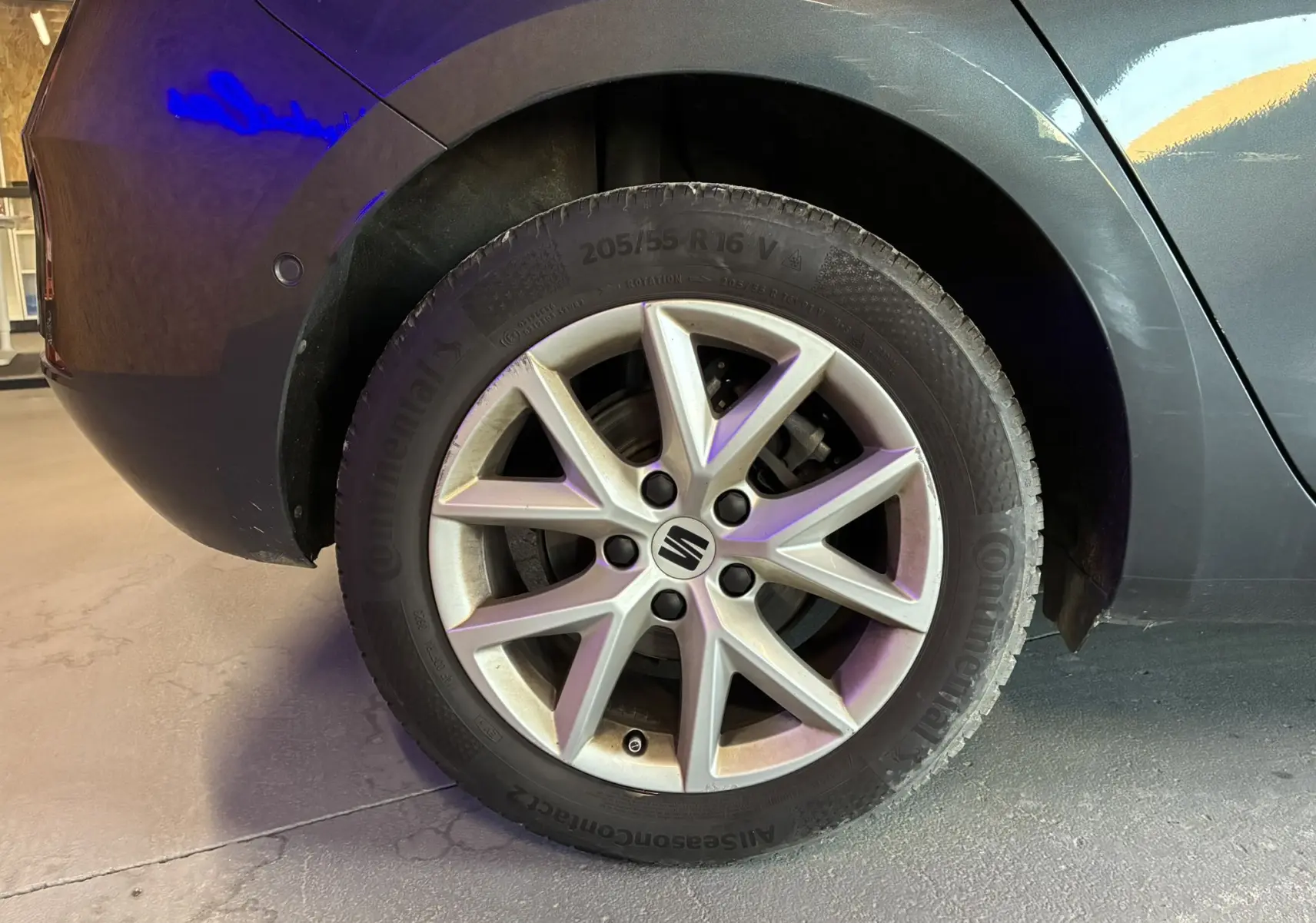 Gros plan sur la roue arrière droite d’une SEAT LEON gris 2021, mettant en valeur la jante alliage et le pneu Continental.