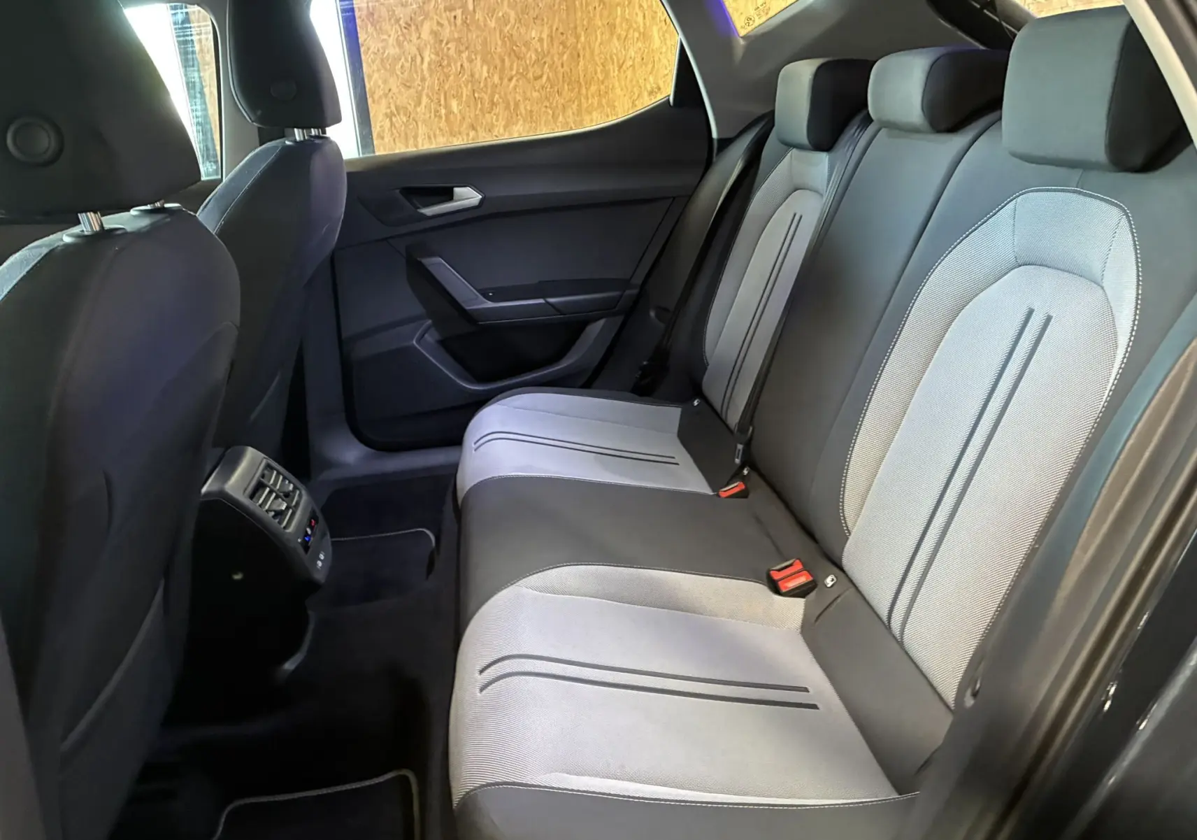 Vue latérale droite de l'intérieur arrière gris clair et noir du SEAT Leon 2.0 TDI 115 STYLE 2021 avec sièges tissu bicolores.