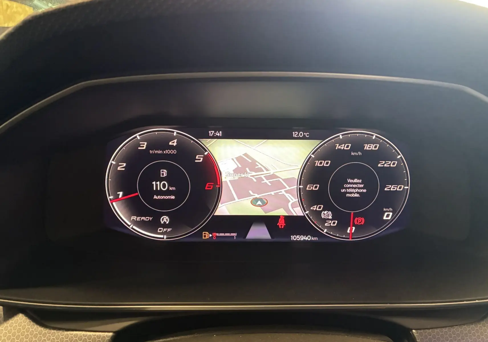 Tableau de bord numérique du SEAT Leon 2021, affichant compte-tours, vitesse et navigation centrale.