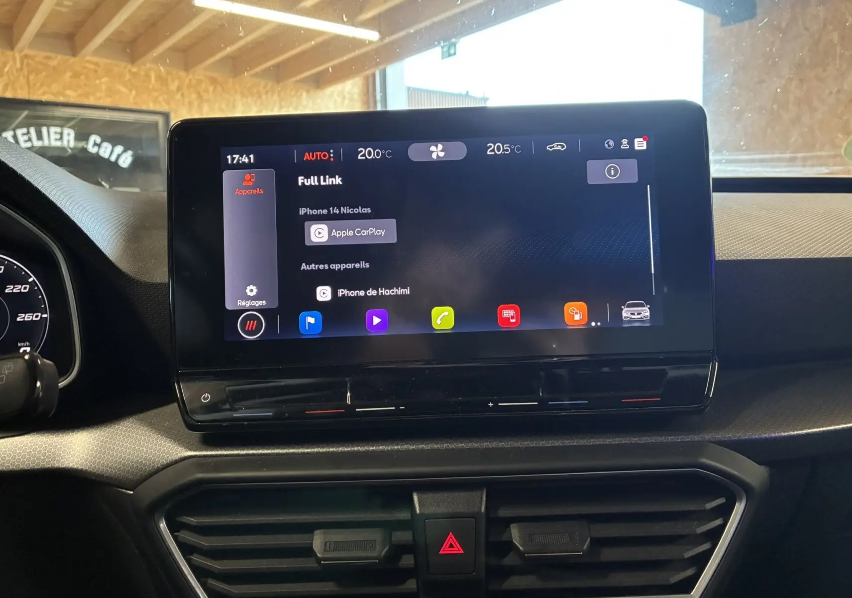 Écran tactile central affichant la connectivité Apple CarPlay dans l’habitacle noir d’un SEAT Leon 2021.