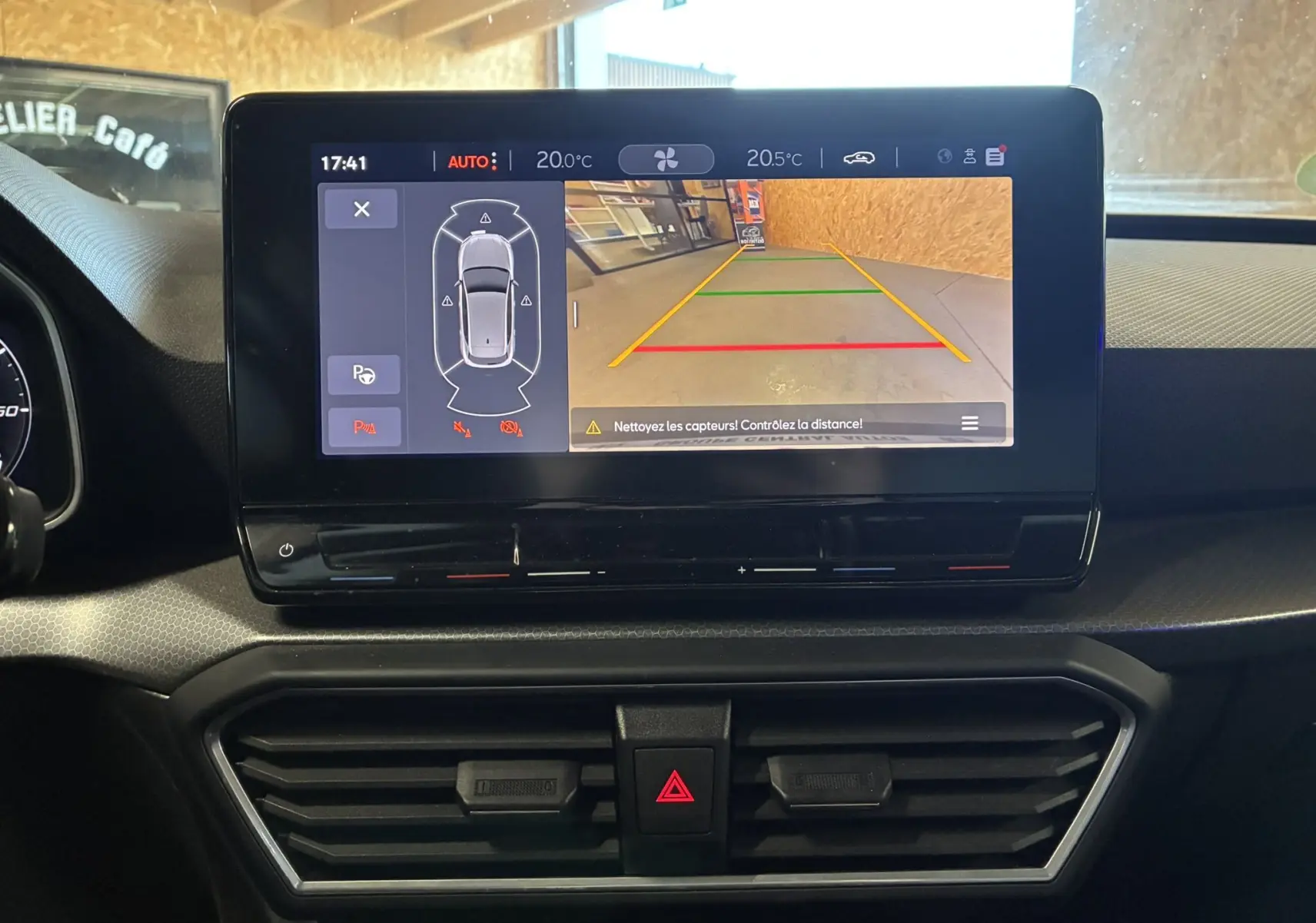 Écran tactile central de la SEAT LEON 2.0 TDI 115 STYLE 2021 affichant la caméra de recul et les capteurs de stationnement.