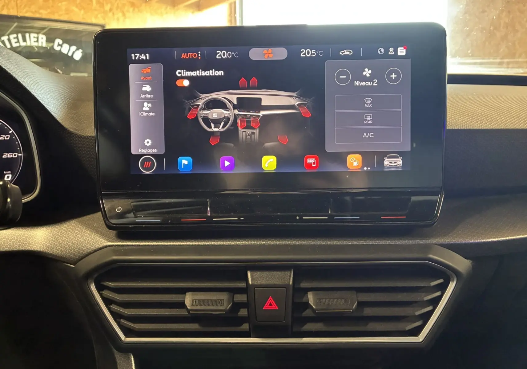 Vue rapprochée de l'écran tactile central de la SEAT Leon 2021 gris, affichant les réglages de climatisation.