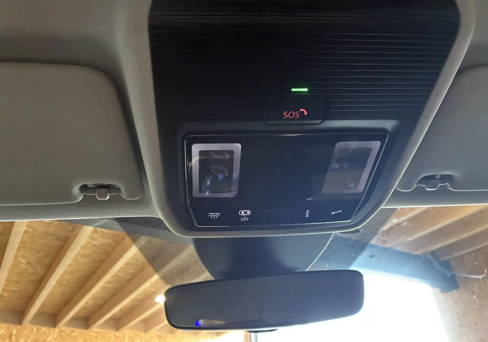 Vue intérieure du plafonnier gris avec commandes d’éclairage et bouton SOS dans une SEAT Leon 2021.