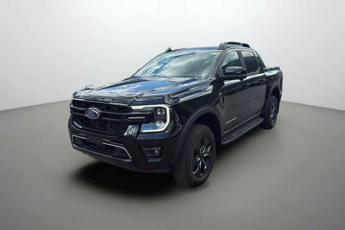Ford Ranger 2.3 PHEV noir agate, vue 3/4 avant droit, avec barres de toit et marchepieds latéraux visibles.