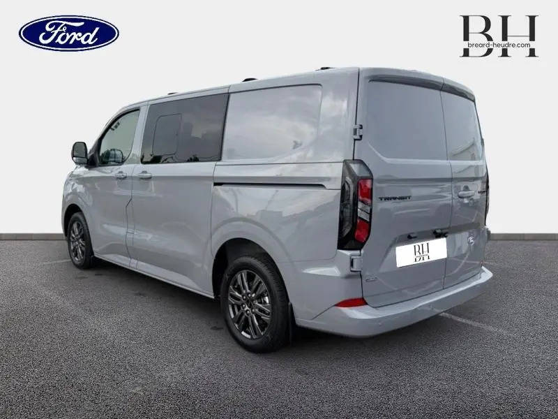 Vue 3/4 arrière droite du Ford Transit Custom Fourgon gris Matter Spéciale avec jantes alu gris carbone et vitres arrière surteintées.