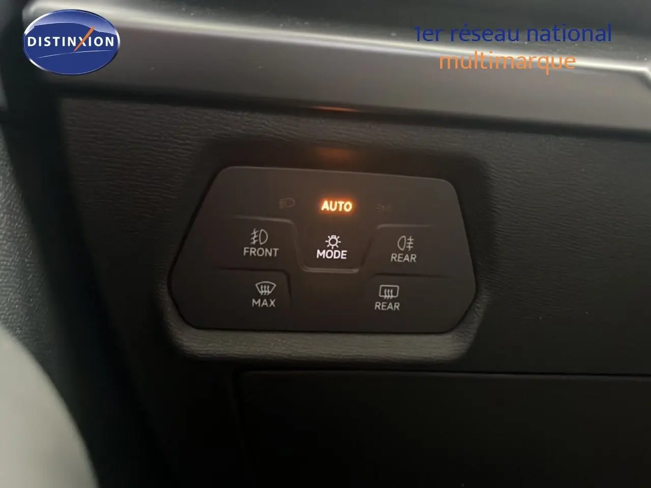 Gros plan sur le panneau de commande des feux avec mode auto allumé dans l'habitacle noir du CUPRA Formentor bleu Fjord.