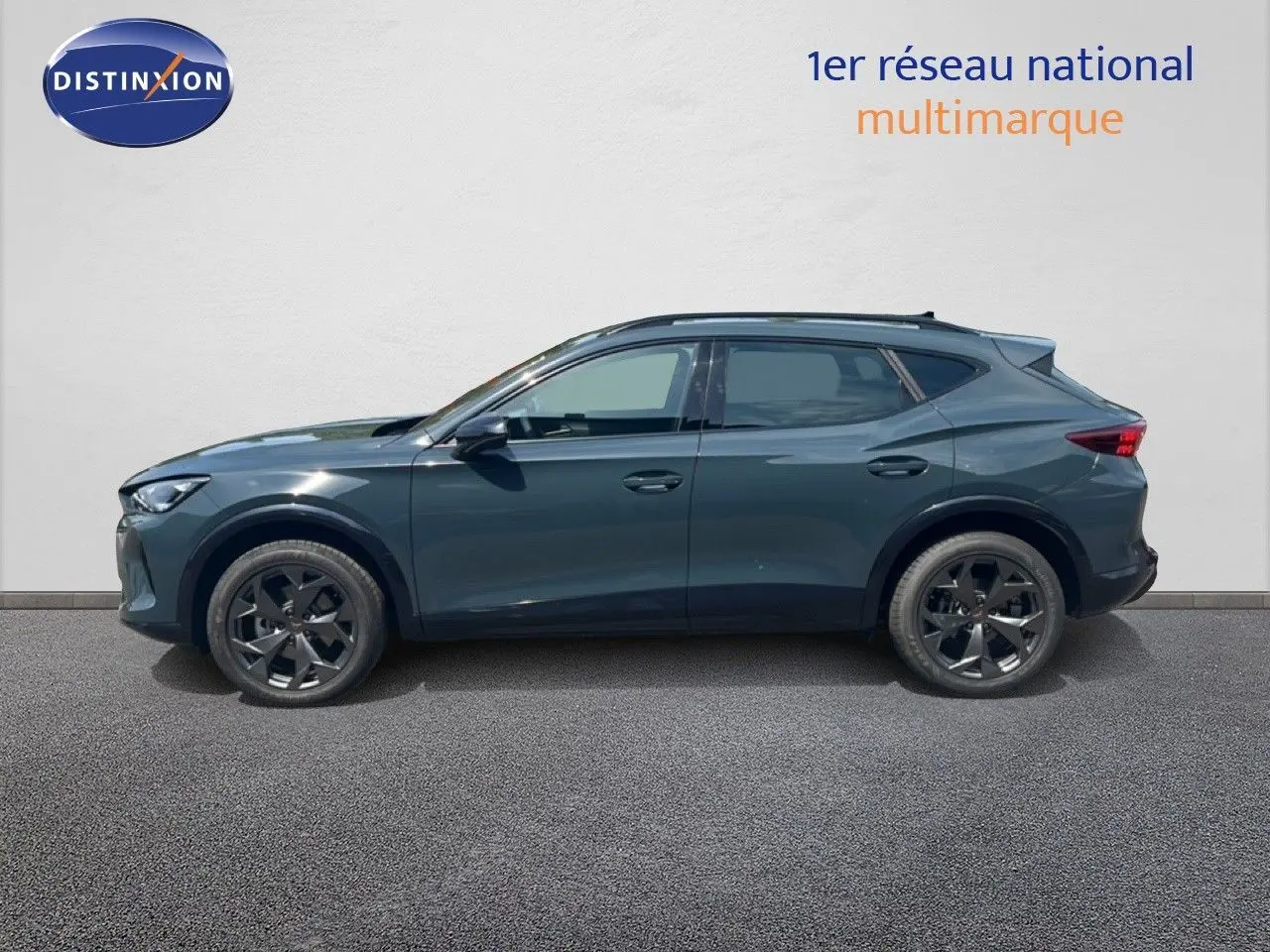 Vue de profil côté gauche d'une CUPRA Formentor 2026 bleu fjord métallisé avec jantes noires et lignes dynamiques.