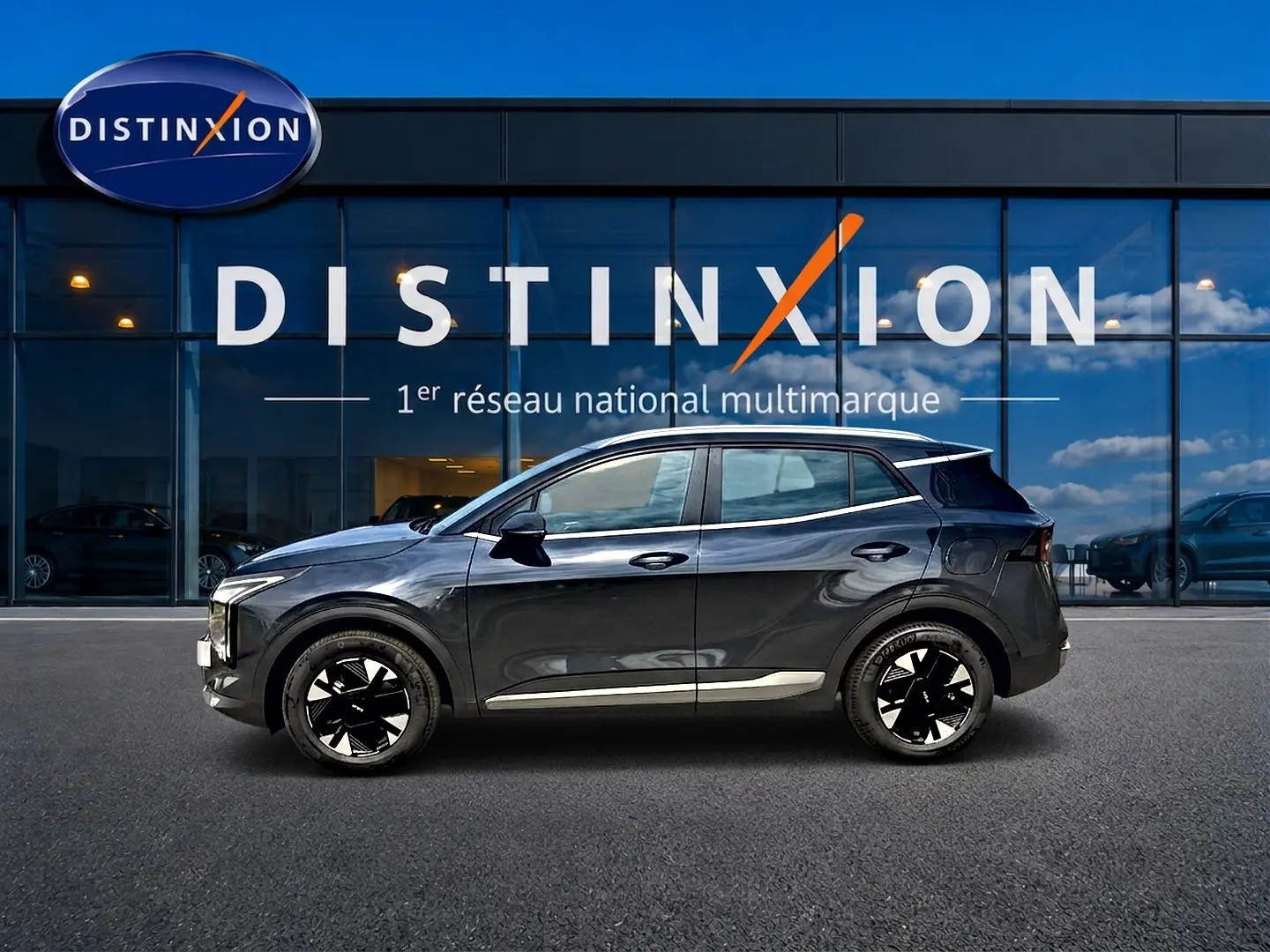 Profil côté gauche du Kia Sportage 1.6 hybride 239 gris eclipse, avec jantes alu noires et détails chromés.